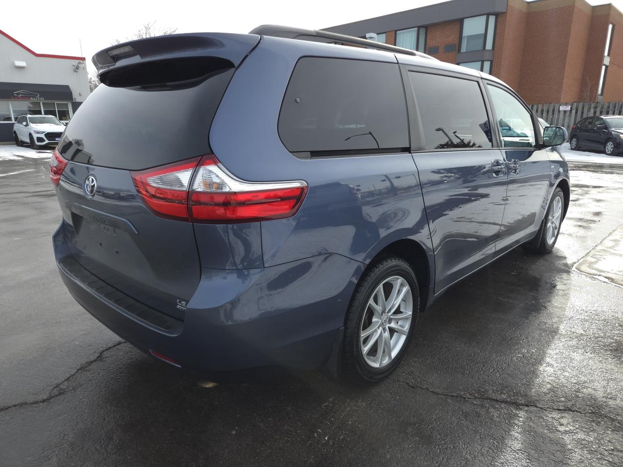 2017 Toyota Sienna 5dr LE 7-Pass AWD Photo