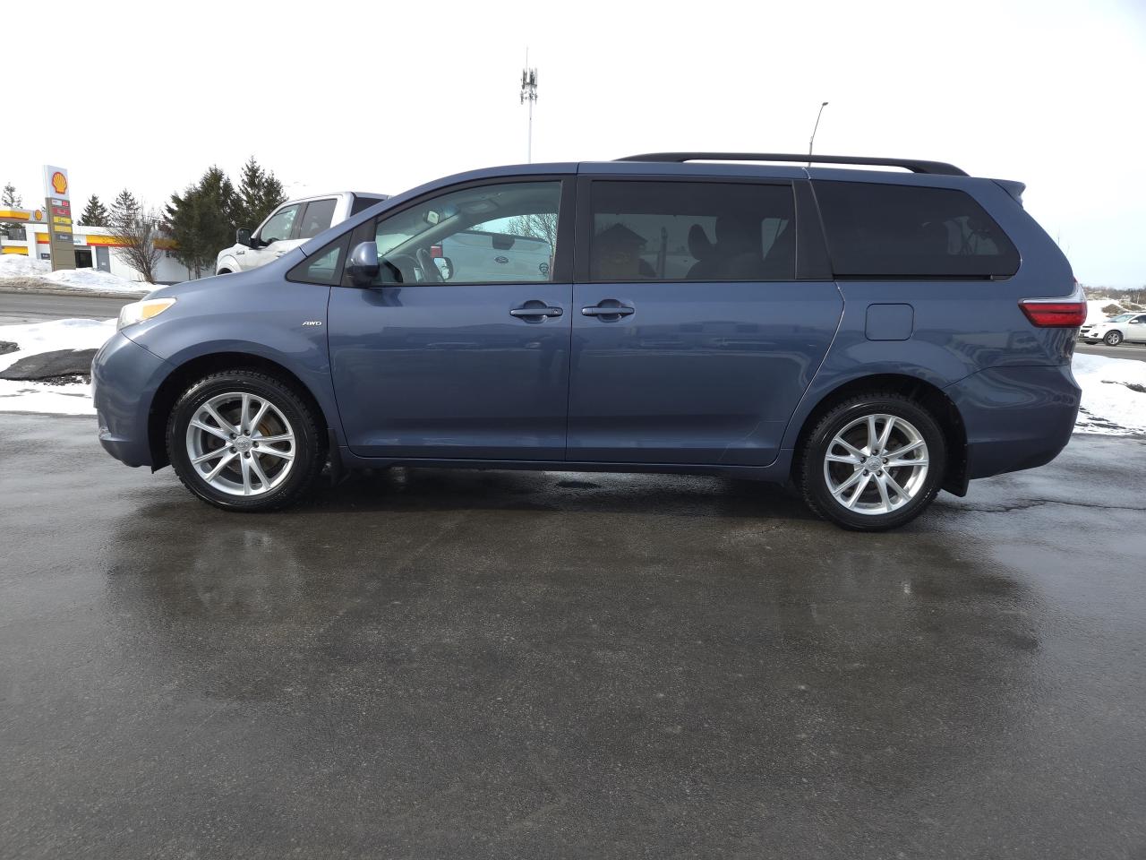 2017 Toyota Sienna 5dr LE 7-Pass AWD Photo