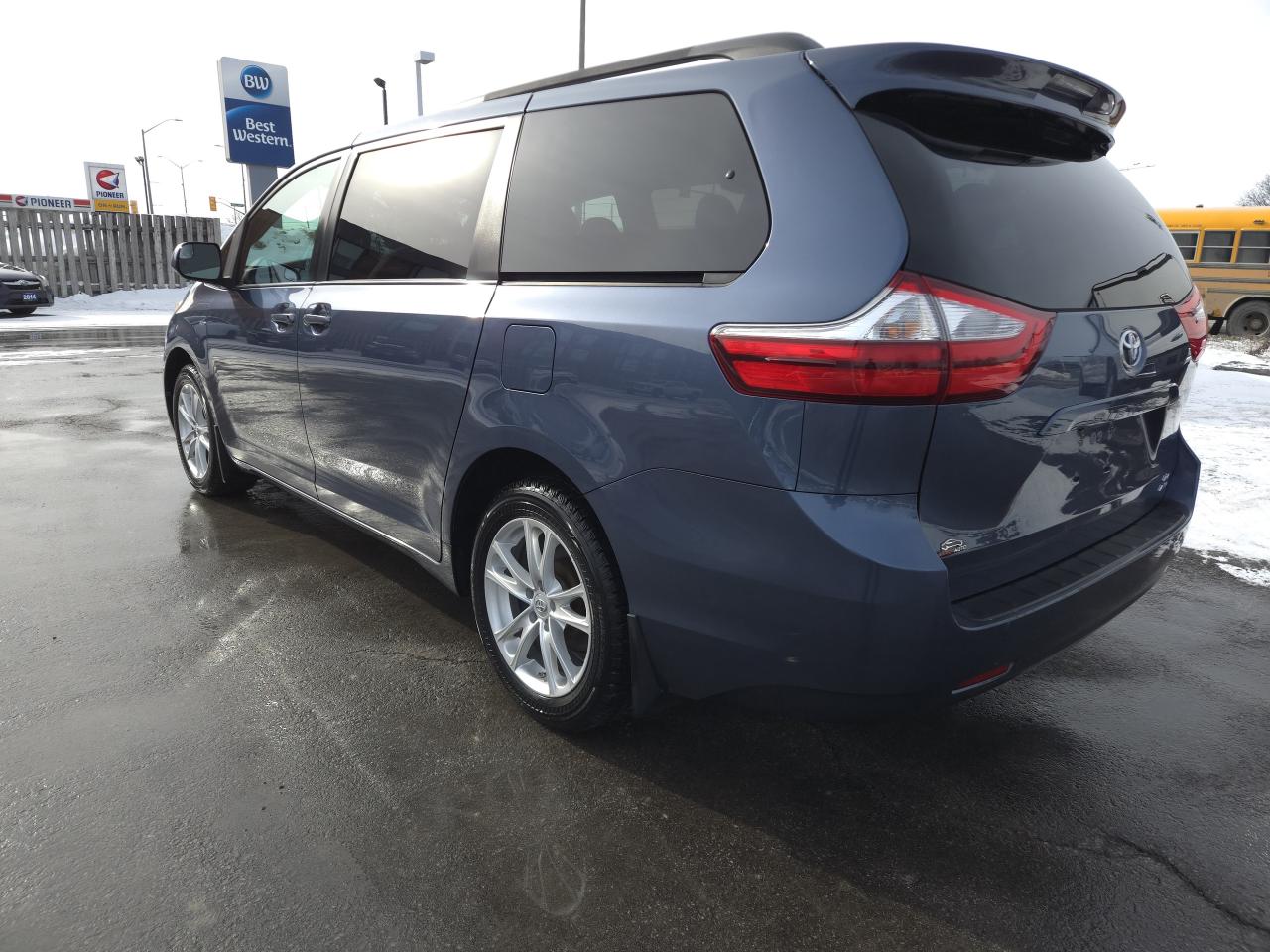 2017 Toyota Sienna 5dr LE 7-Pass AWD Photo2