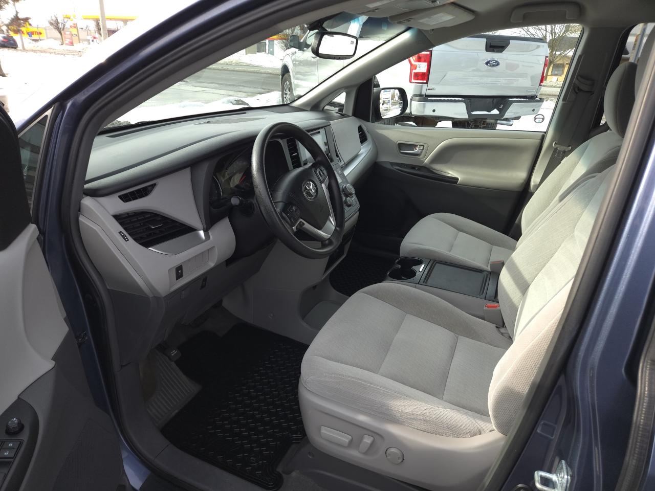 2017 Toyota Sienna 5dr LE 7-Pass AWD Photo