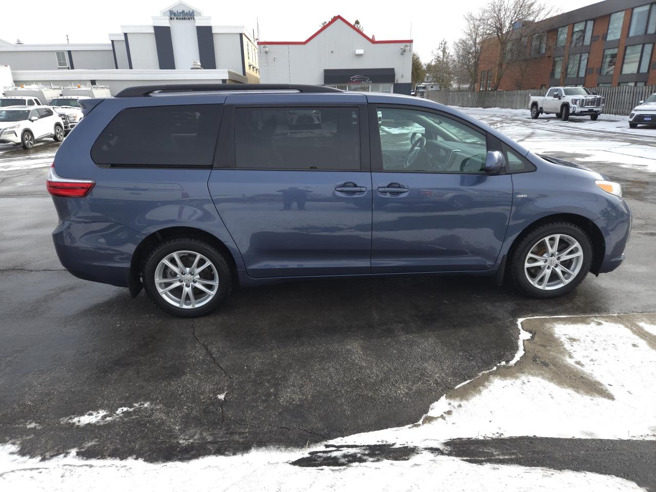 2017 Toyota Sienna 5dr LE 7-Pass AWD Photo