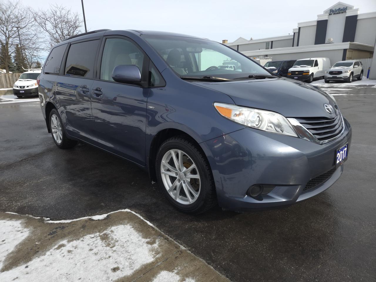 2017 Toyota Sienna 5dr LE 7-Pass AWD Photo