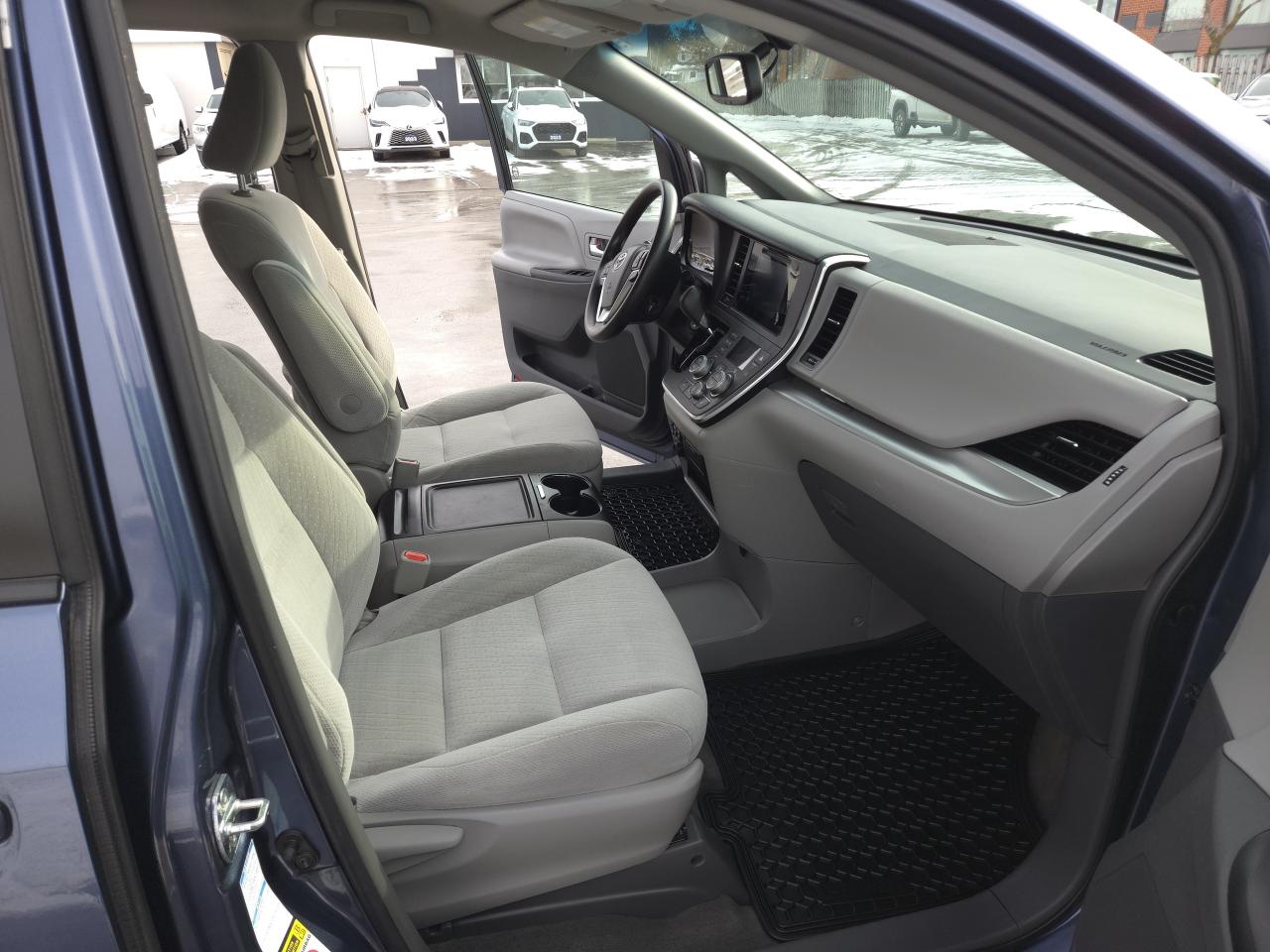 2017 Toyota Sienna 5dr LE 7-Pass AWD Photo