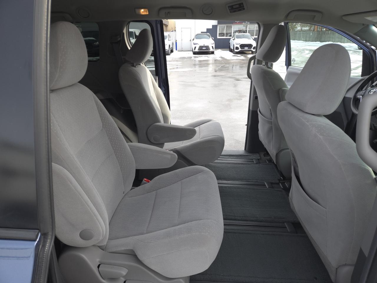 2017 Toyota Sienna 5dr LE 7-Pass AWD Photo