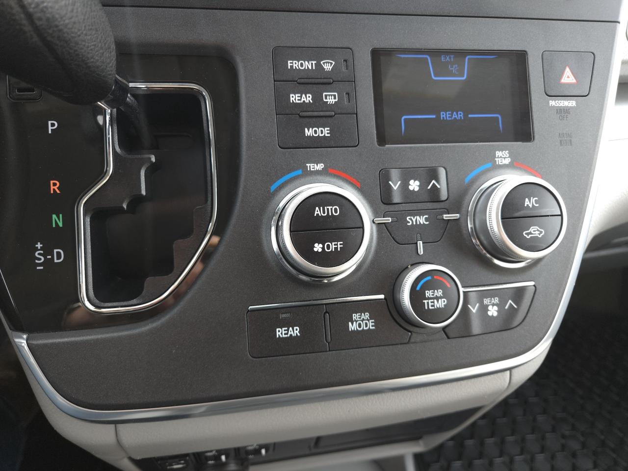 2017 Toyota Sienna 5dr LE 7-Pass AWD Photo