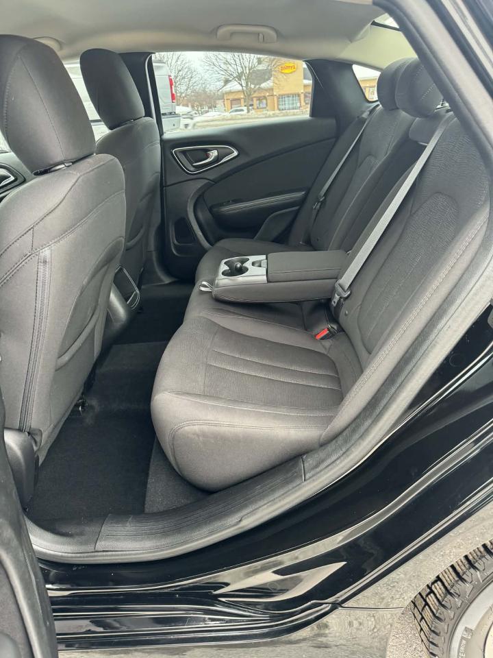 2015 Chrysler 200 4dr Sdn LX FWD Photo