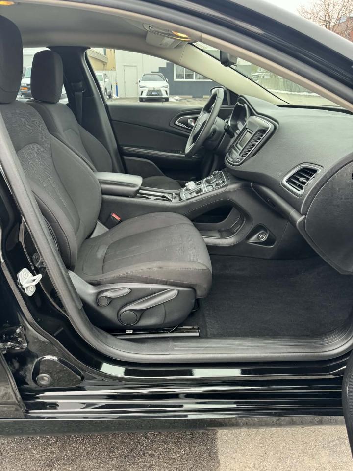 2015 Chrysler 200 4dr Sdn LX FWD Photo