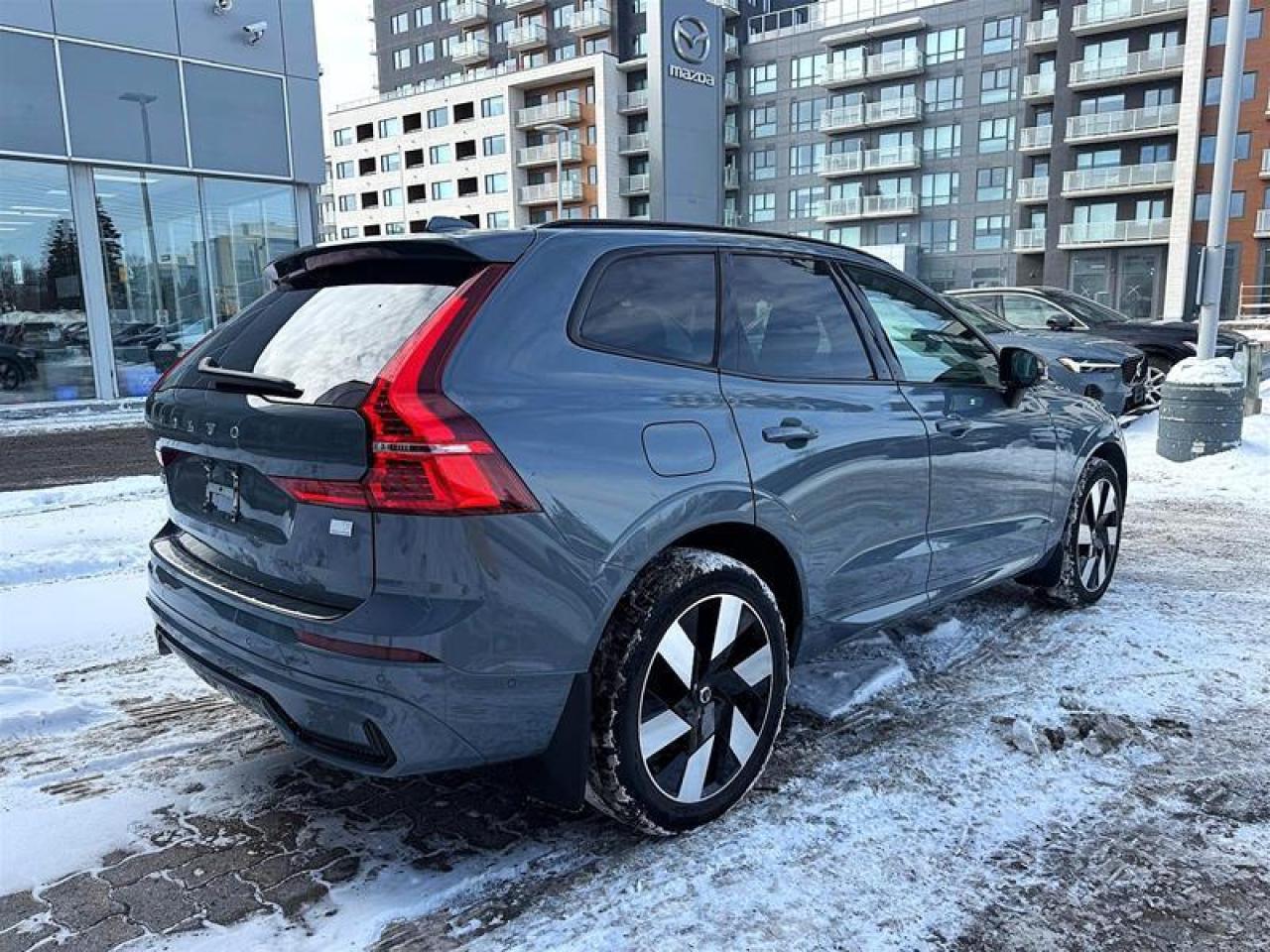 2024 Volvo XC60 Recharge T8 eAWD PHEV Plus Dark Theme Photo2