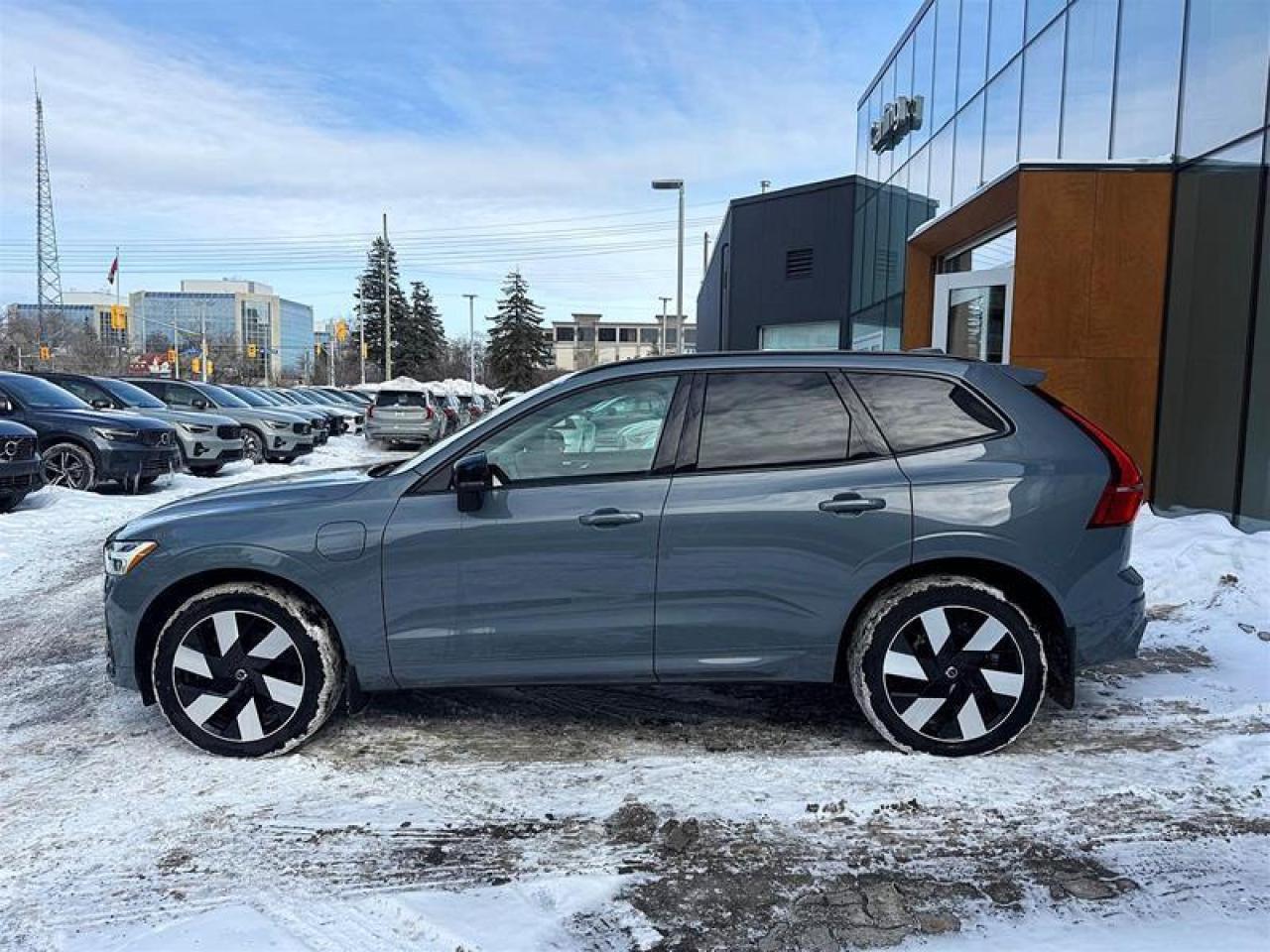 2024 Volvo XC60 Recharge T8 eAWD PHEV Plus Dark Theme Photo4