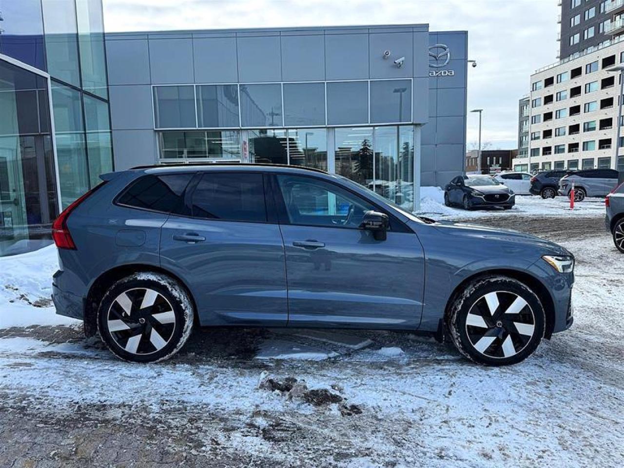 2024 Volvo XC60 Recharge T8 eAWD PHEV Plus Dark Theme Photo
