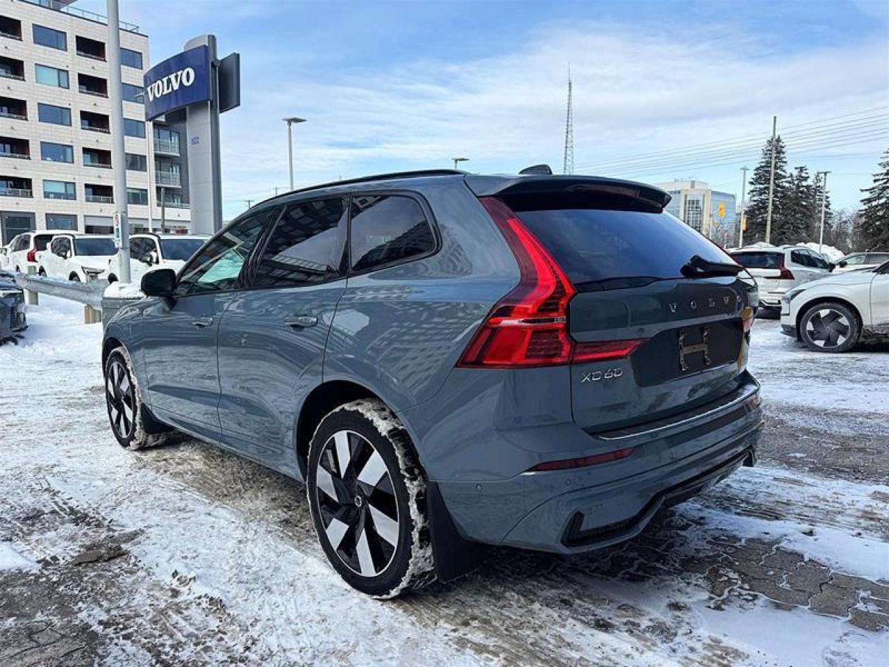 2024 Volvo XC60 Recharge T8 eAWD PHEV Plus Dark Theme Photo