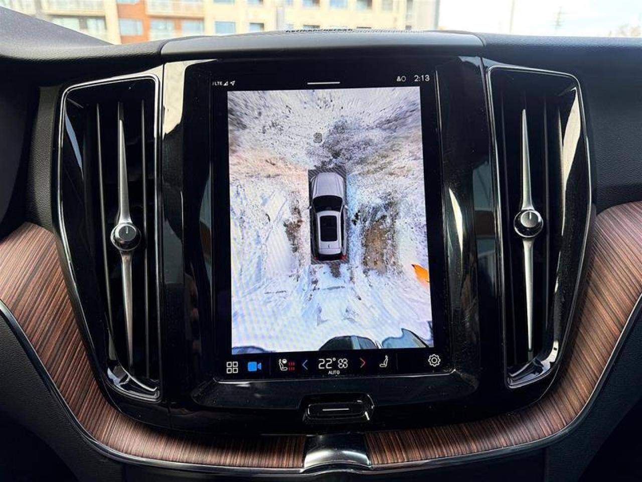 2024 Volvo XC60 Recharge T8 eAWD PHEV Plus Dark Theme Photo