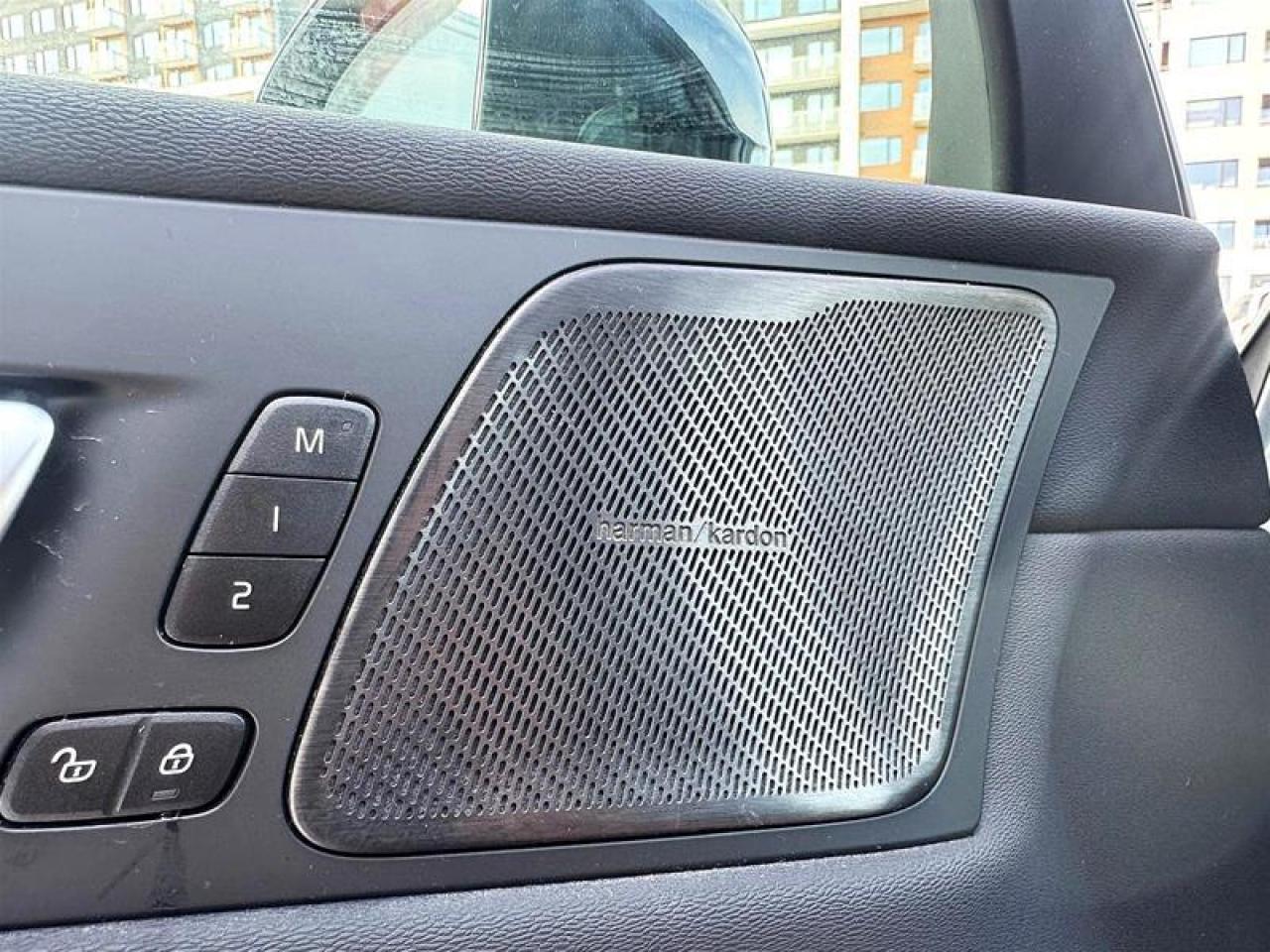 2024 Volvo XC60 Recharge T8 eAWD PHEV Plus Dark Theme Photo