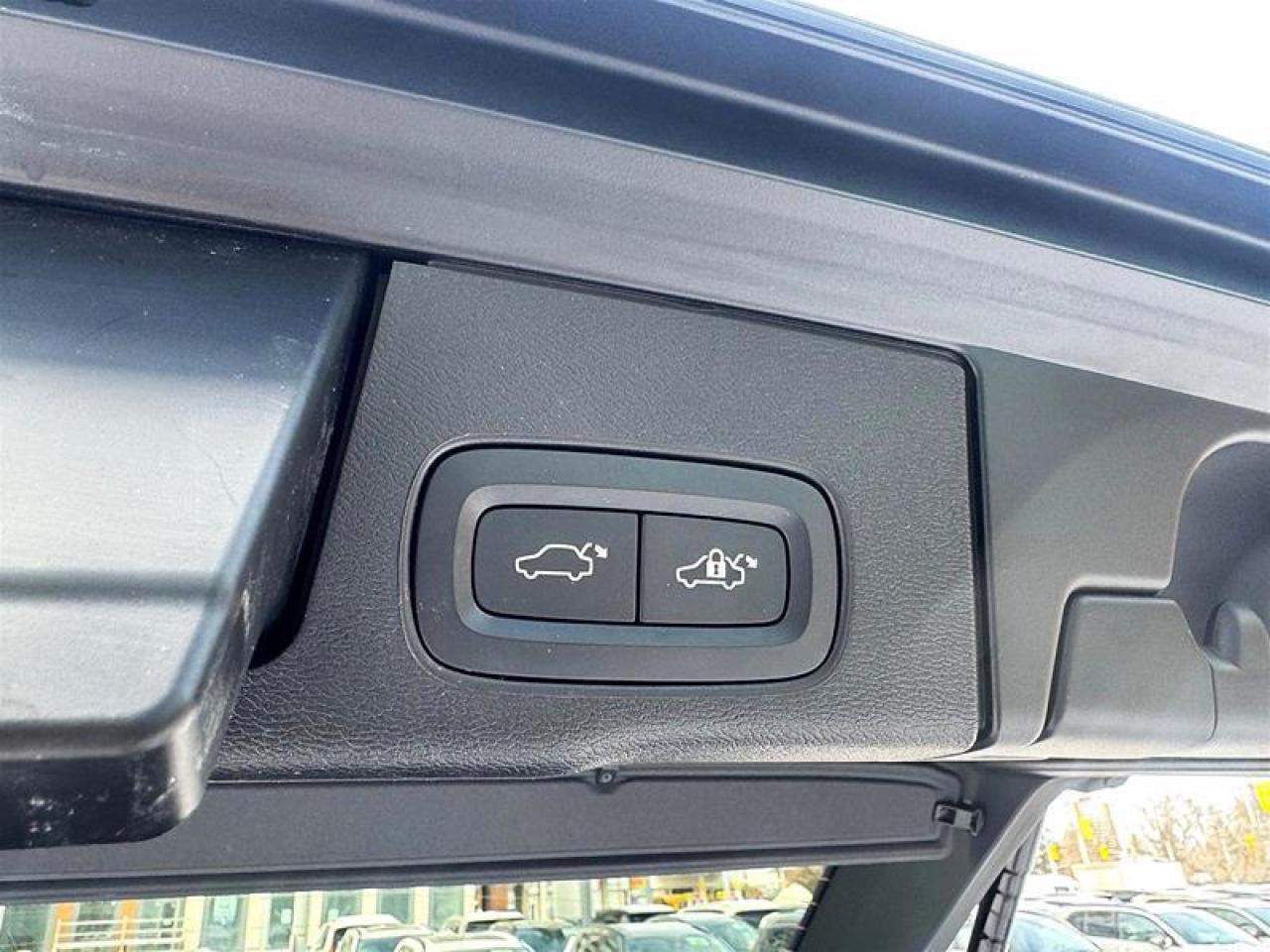 2024 Volvo XC60 Recharge T8 eAWD PHEV Plus Dark Theme Photo