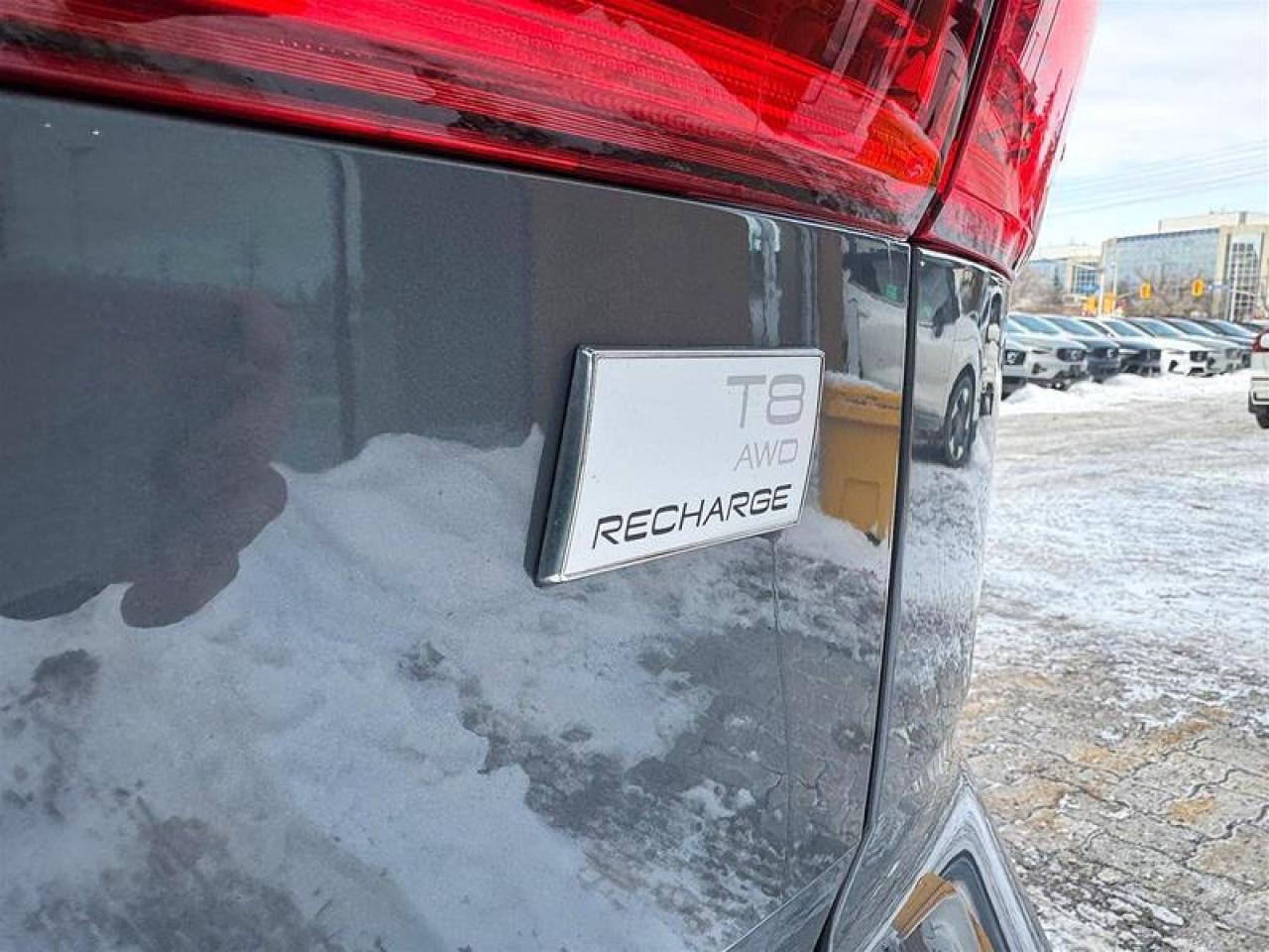 2024 Volvo XC60 Recharge T8 eAWD PHEV Plus Dark Theme Photo