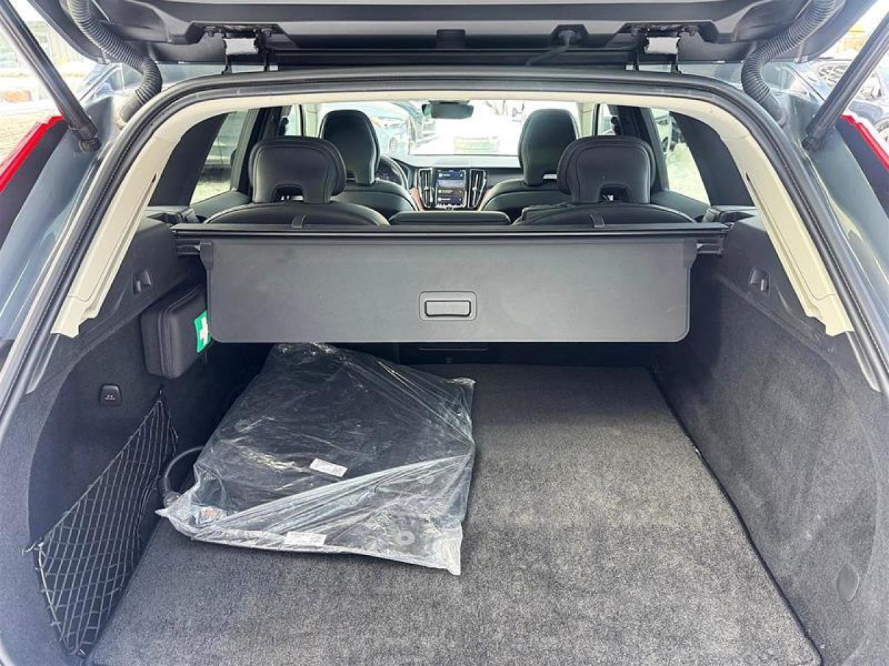 2024 Volvo XC60 Recharge T8 eAWD PHEV Plus Dark Theme Photo