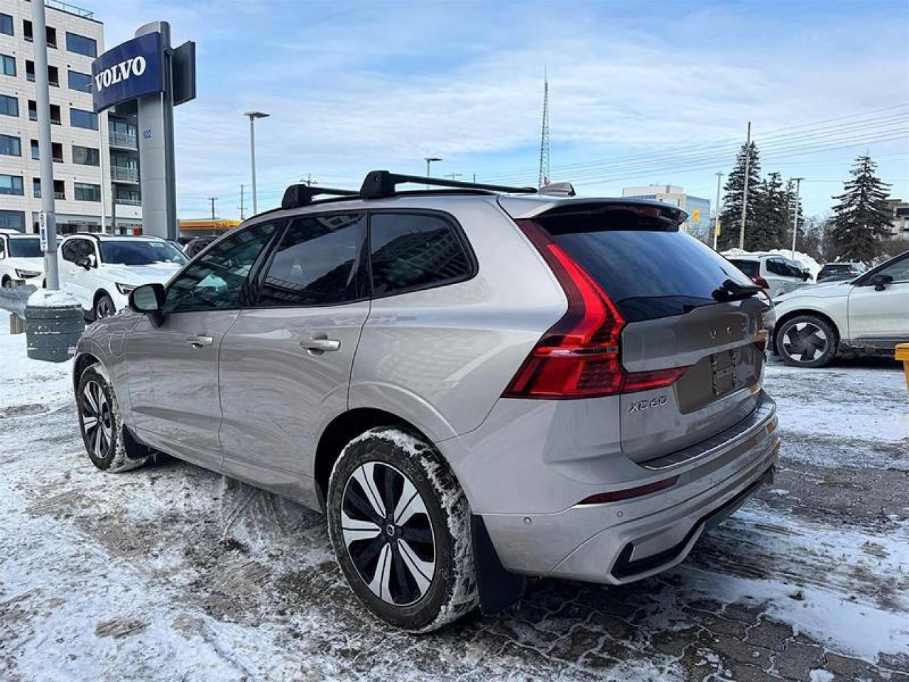 2024 Volvo XC60 Recharge T8 eAWD PHEV Plus Dark Theme Photo
