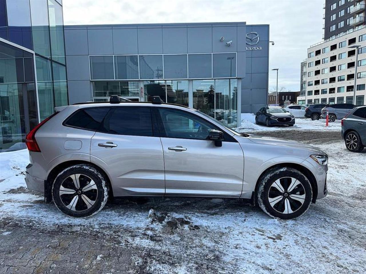 2024 Volvo XC60 Recharge T8 eAWD PHEV Plus Dark Theme Photo
