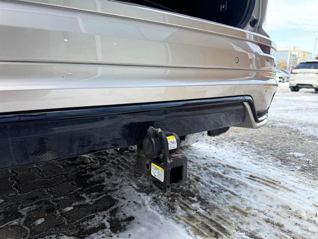 2024 Volvo XC60 Recharge T8 eAWD PHEV Plus Dark Theme Photo