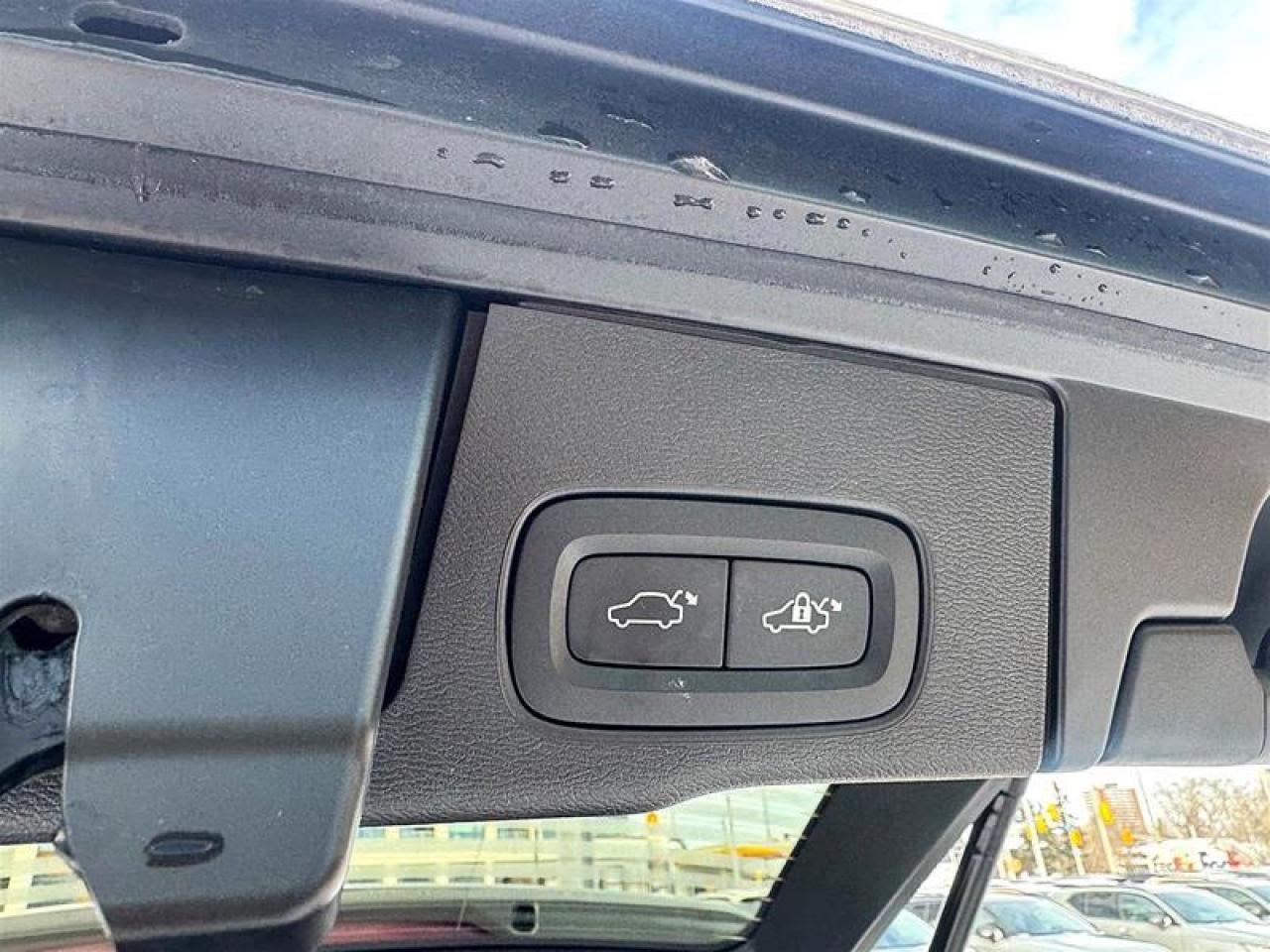 2024 Volvo XC60 Recharge T8 eAWD PHEV Plus Dark Theme Photo