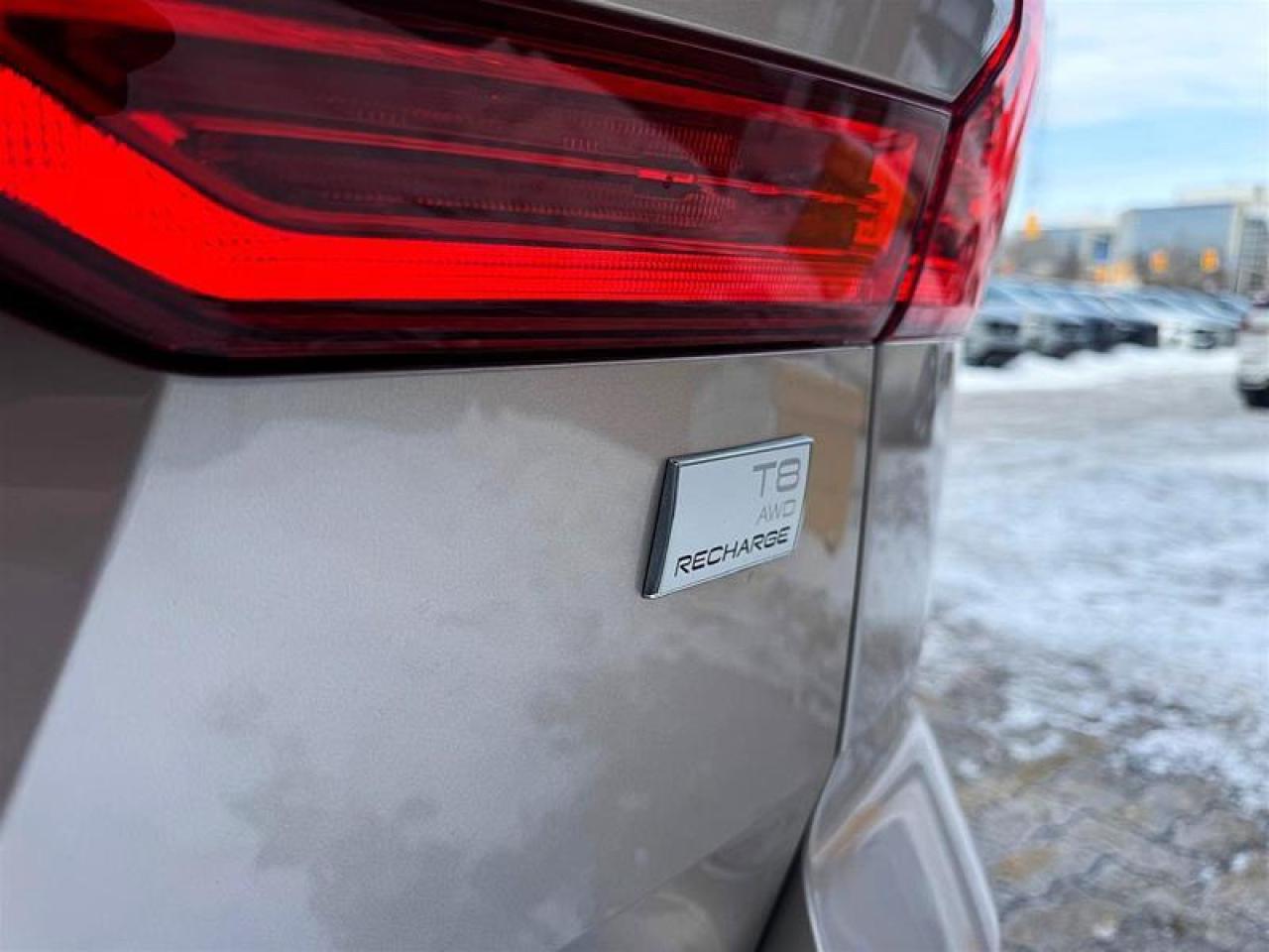 2024 Volvo XC60 Recharge T8 eAWD PHEV Plus Dark Theme Photo