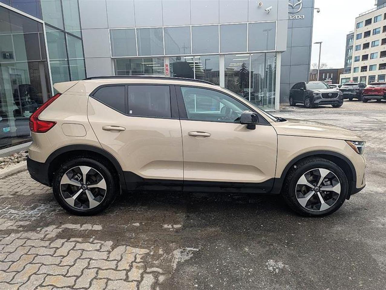 2025 Volvo XC40 B5 AWD Plus Dark Theme   Finance 84 months @ 3.49% Photo