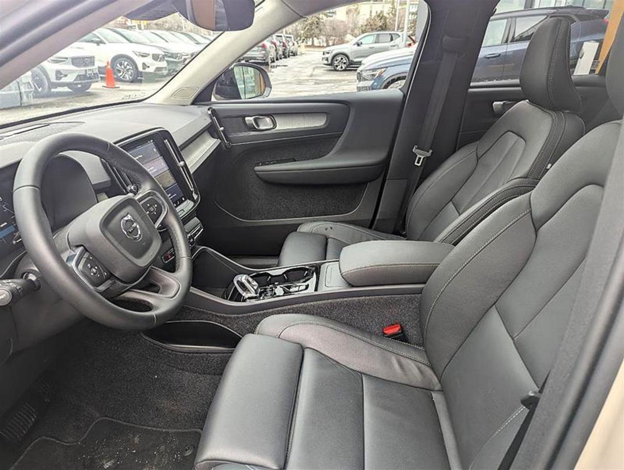2025 Volvo XC40 B5 AWD Plus Dark Theme   Finance 84 months @ 3.49% Photo