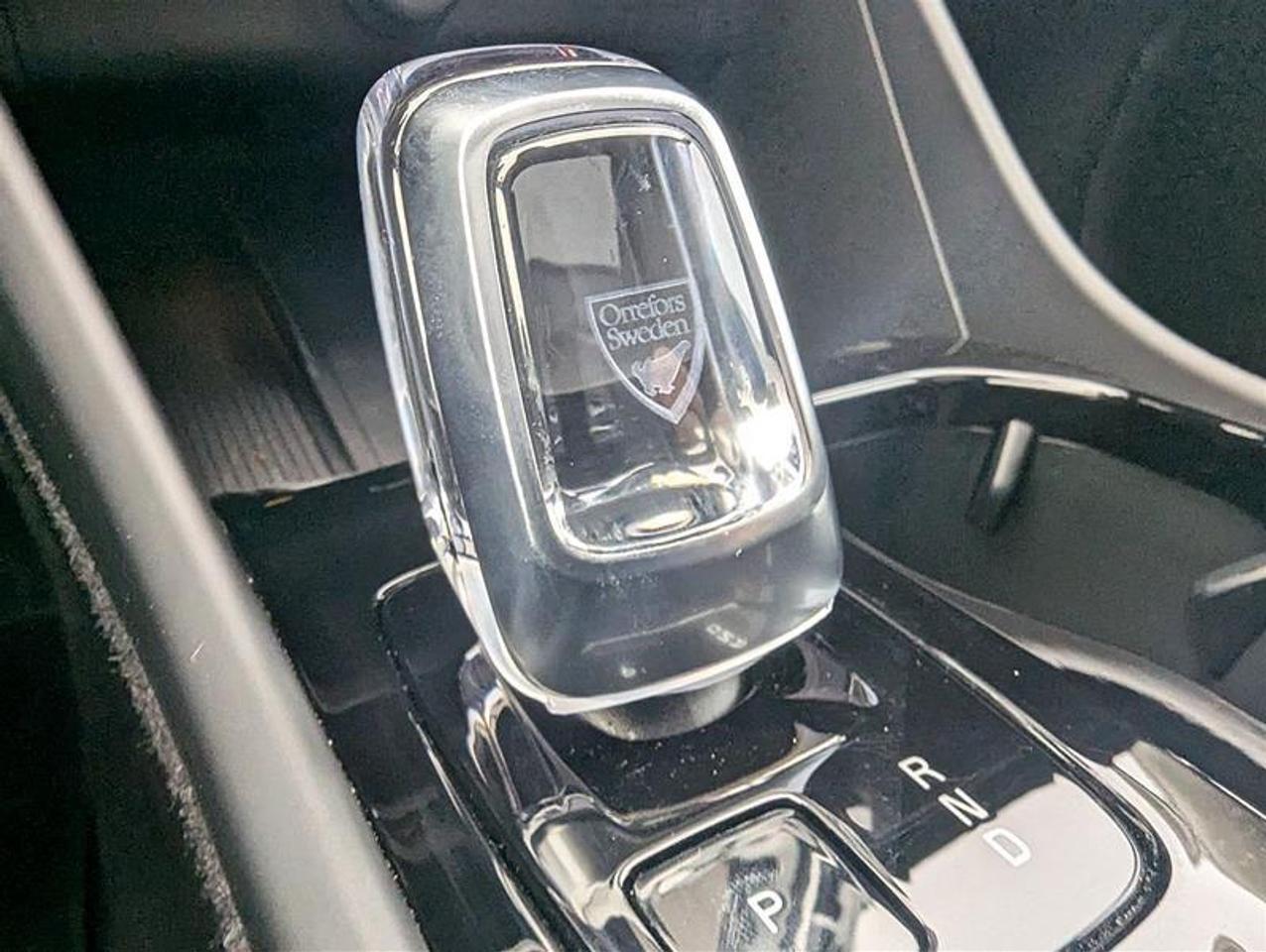 2025 Volvo XC40 B5 AWD Plus Dark Theme   Finance 84 months @ 3.49% Photo