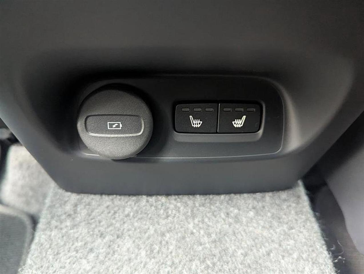 2025 Volvo XC40 B5 AWD Plus Dark Theme   Finance 84 months @ 3.49% Photo