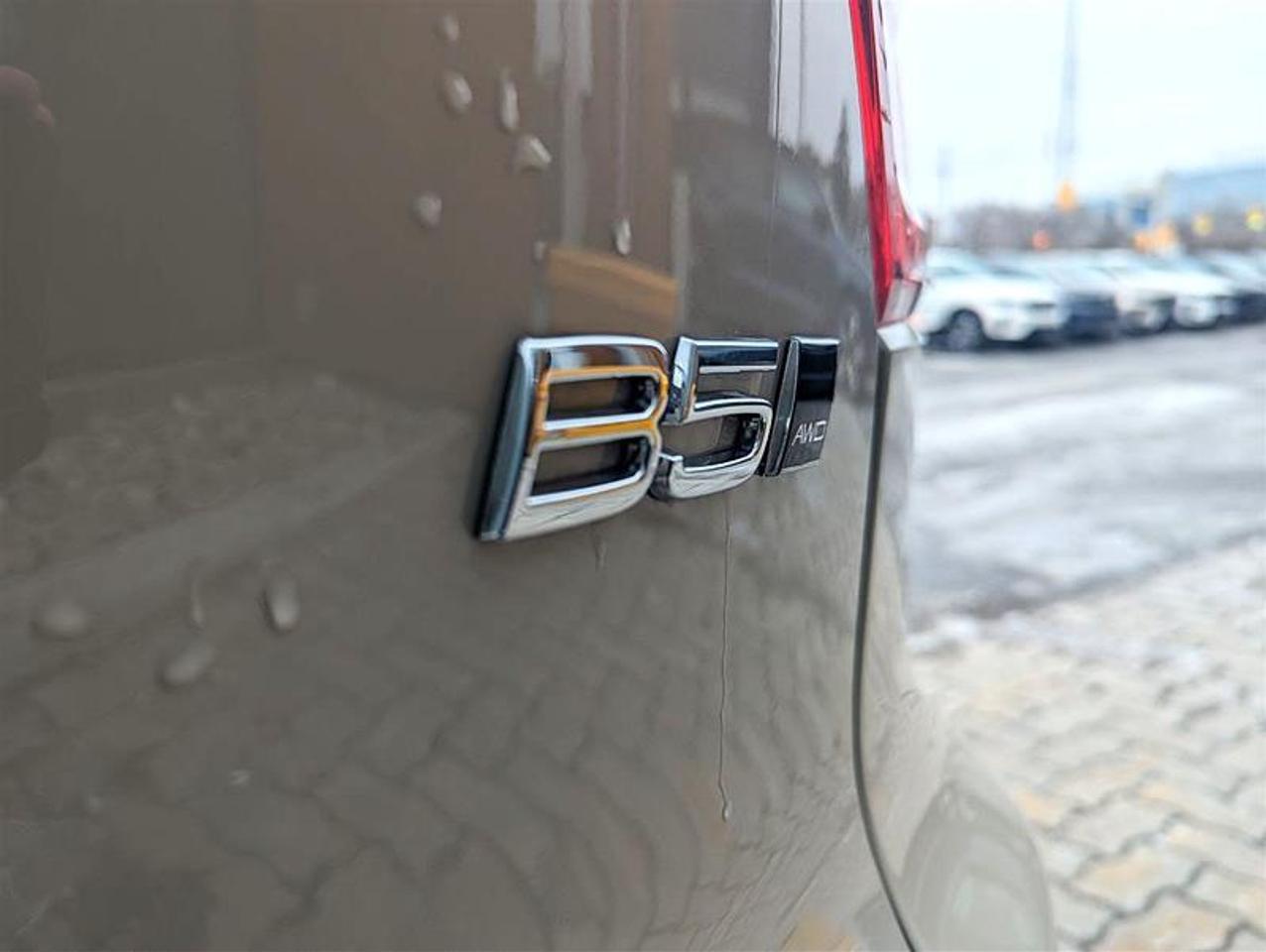 2025 Volvo XC40 B5 AWD Plus Dark Theme   Finance 84 months @ 3.49% Photo
