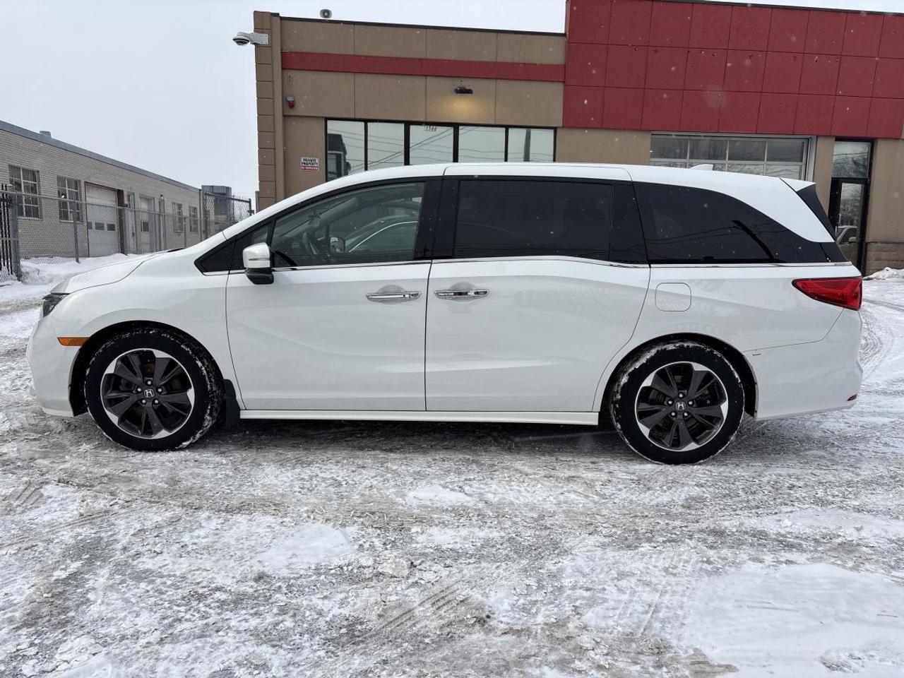 2023 Honda Odyssey Touring Photo4