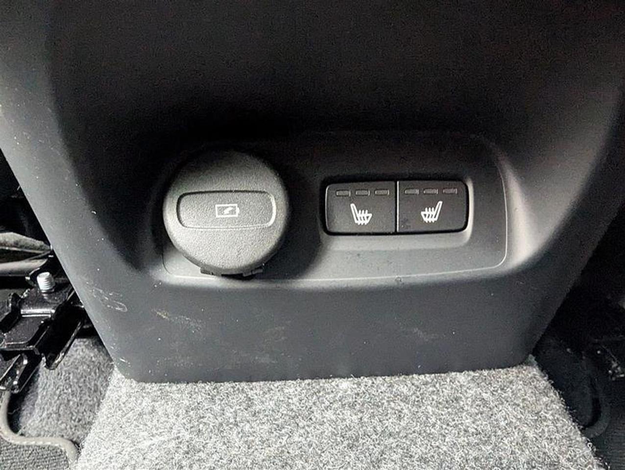 2025 Volvo XC40 B5 Plus   AWD   Low KM   Climate Pkg   3.49% Photo