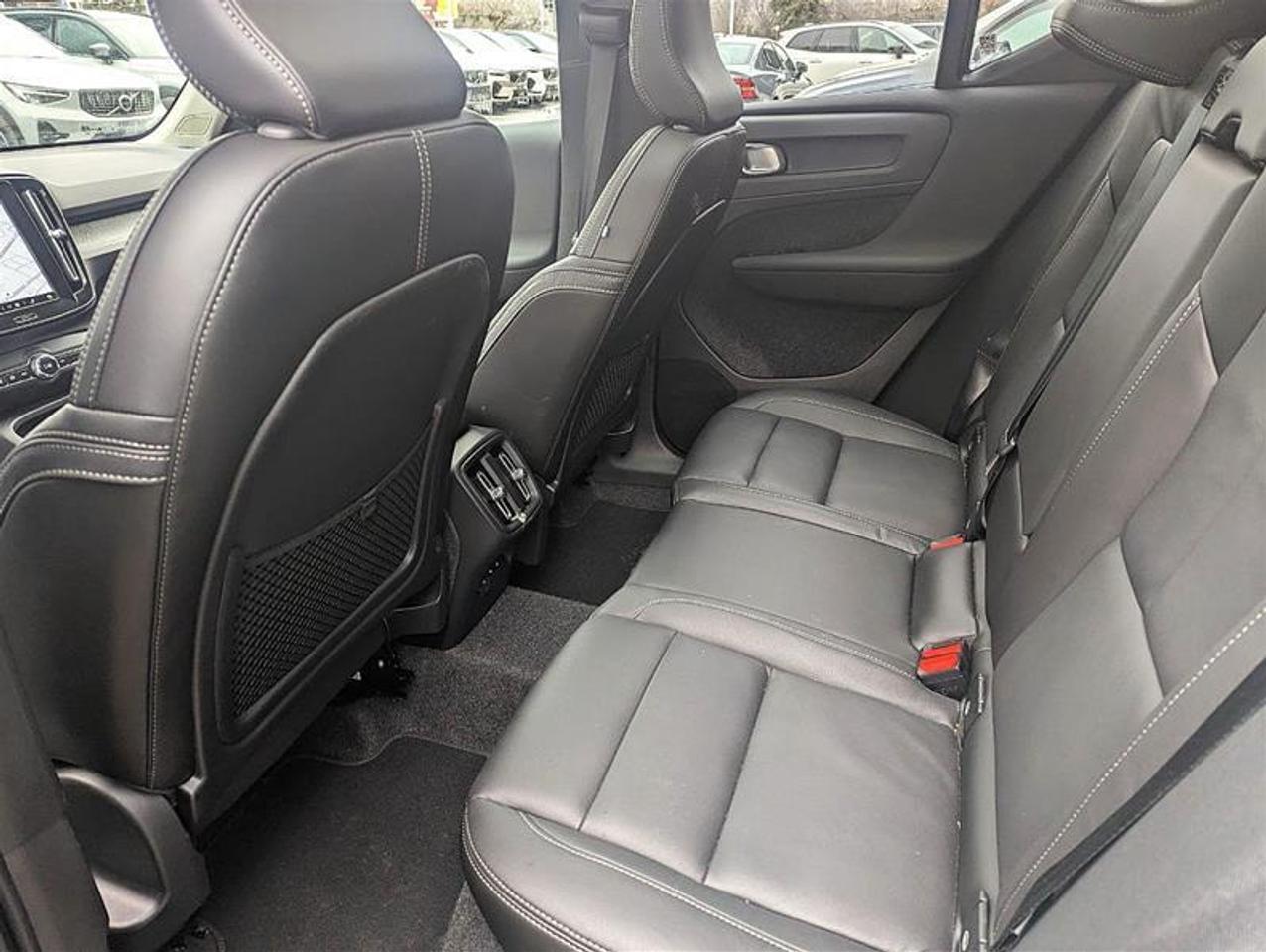 2025 Volvo XC40 B5 Plus   AWD   Low KM   Climate Pkg   3.49% Photo