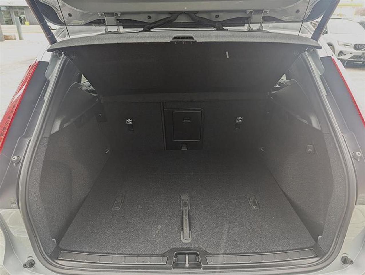 2025 Volvo XC40 B5 Plus   AWD   Low KM   Climate Pkg   3.49% Photo