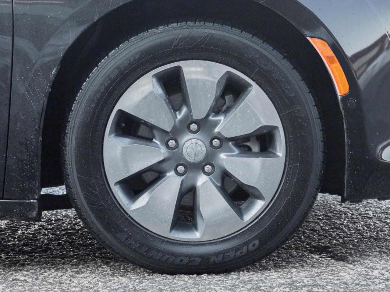 2017 Chrysler Pacifica Platinum Hybrid, Nav, Pano Sunroof Photo