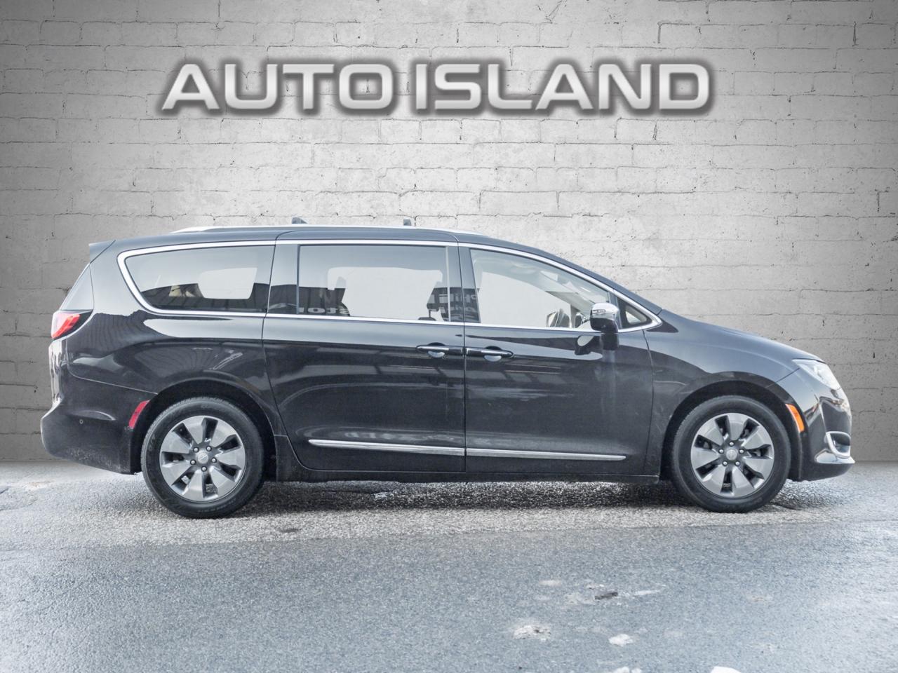 2017 Chrysler Pacifica Platinum Hybrid, Nav, Pano Sunroof Photo2