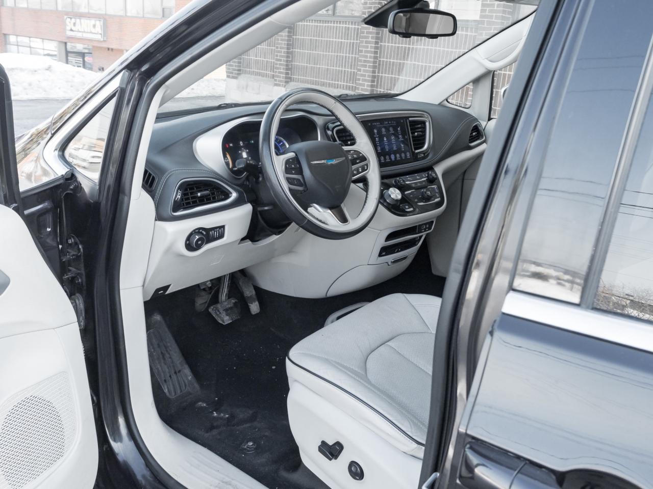 2017 Chrysler Pacifica Platinum Hybrid, Nav, Pano Sunroof Photo