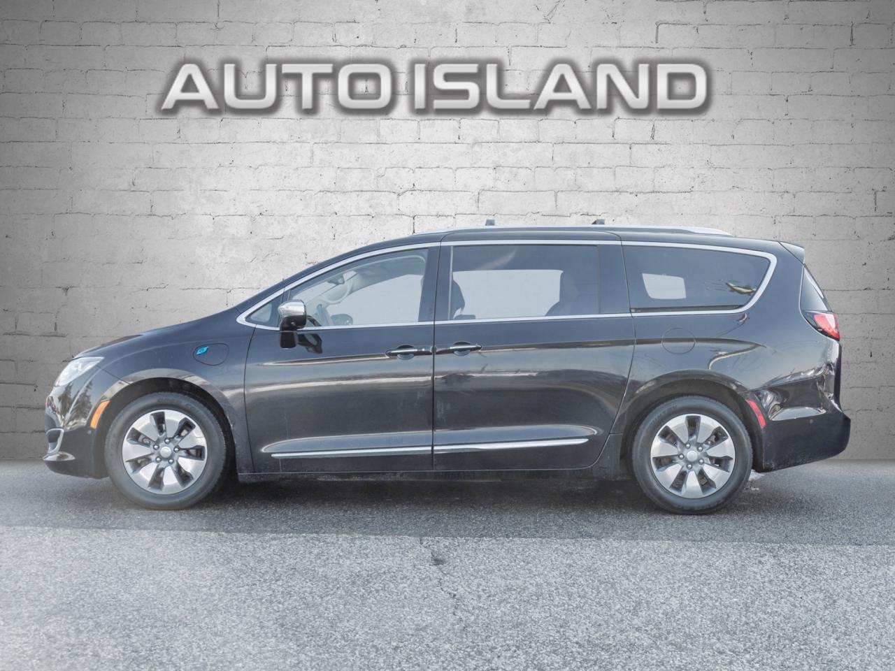 2017 Chrysler Pacifica Platinum Hybrid, Nav, Pano Sunroof Photo