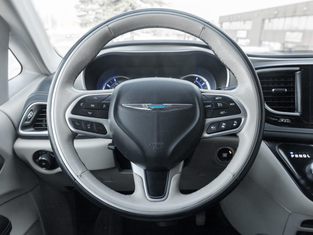 2017 Chrysler Pacifica Platinum Hybrid, Nav, Pano Sunroof Photo