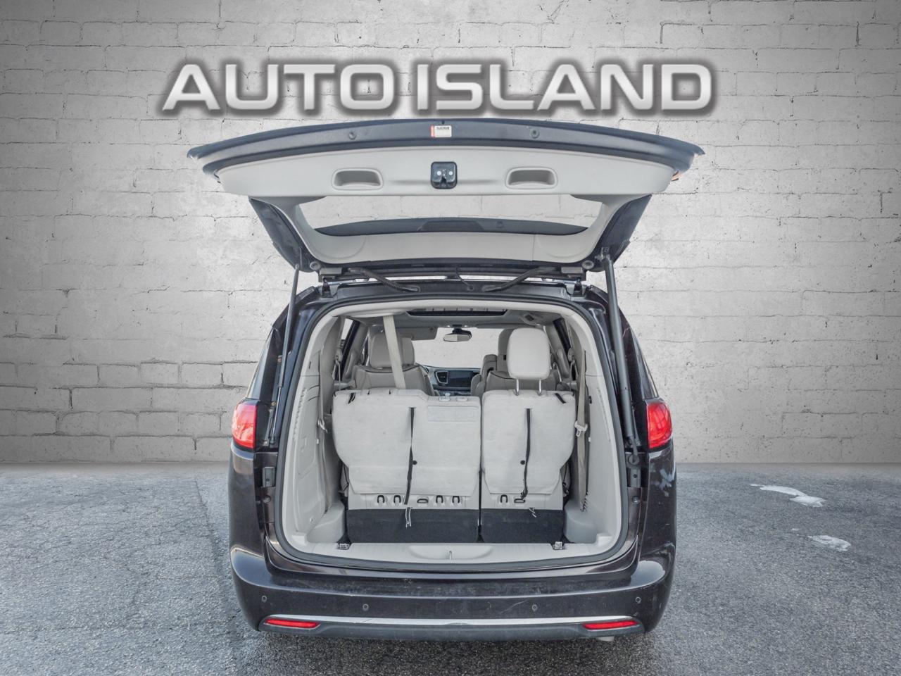 2017 Chrysler Pacifica Platinum Hybrid, Nav, Pano Sunroof Photo