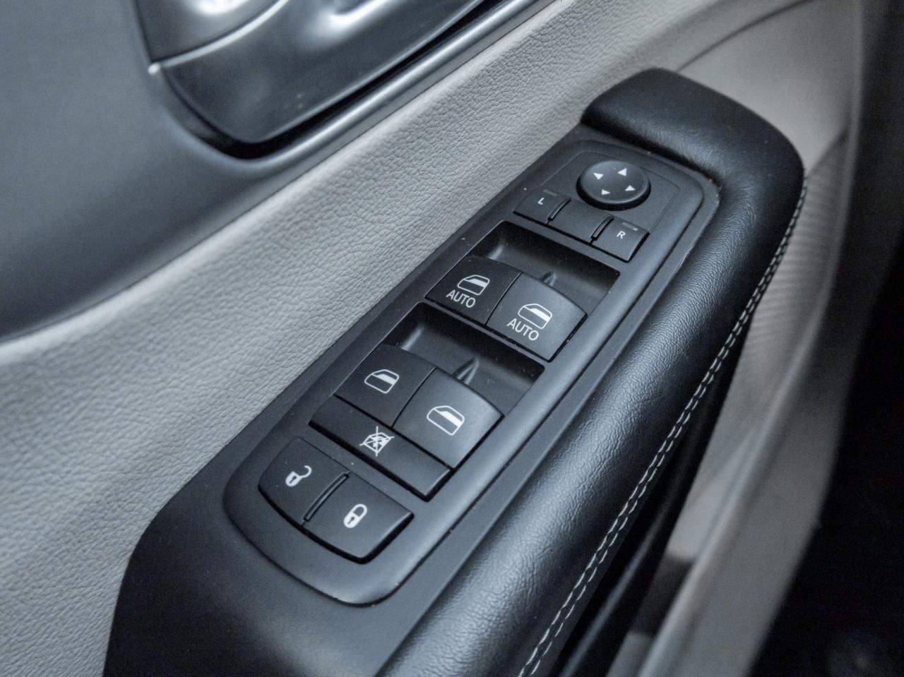 2017 Chrysler Pacifica Platinum Hybrid, Nav, Pano Sunroof Photo