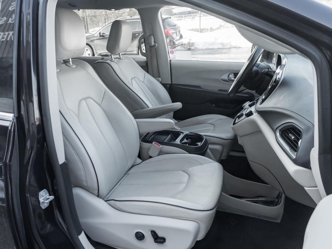 2017 Chrysler Pacifica Platinum Hybrid, Nav, Pano Sunroof Photo