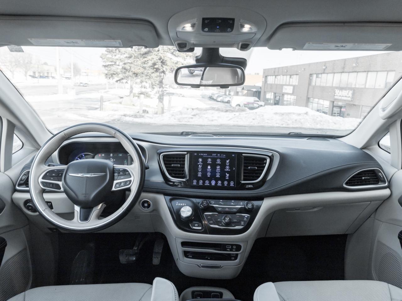 2017 Chrysler Pacifica Platinum Hybrid, Nav, Pano Sunroof Photo