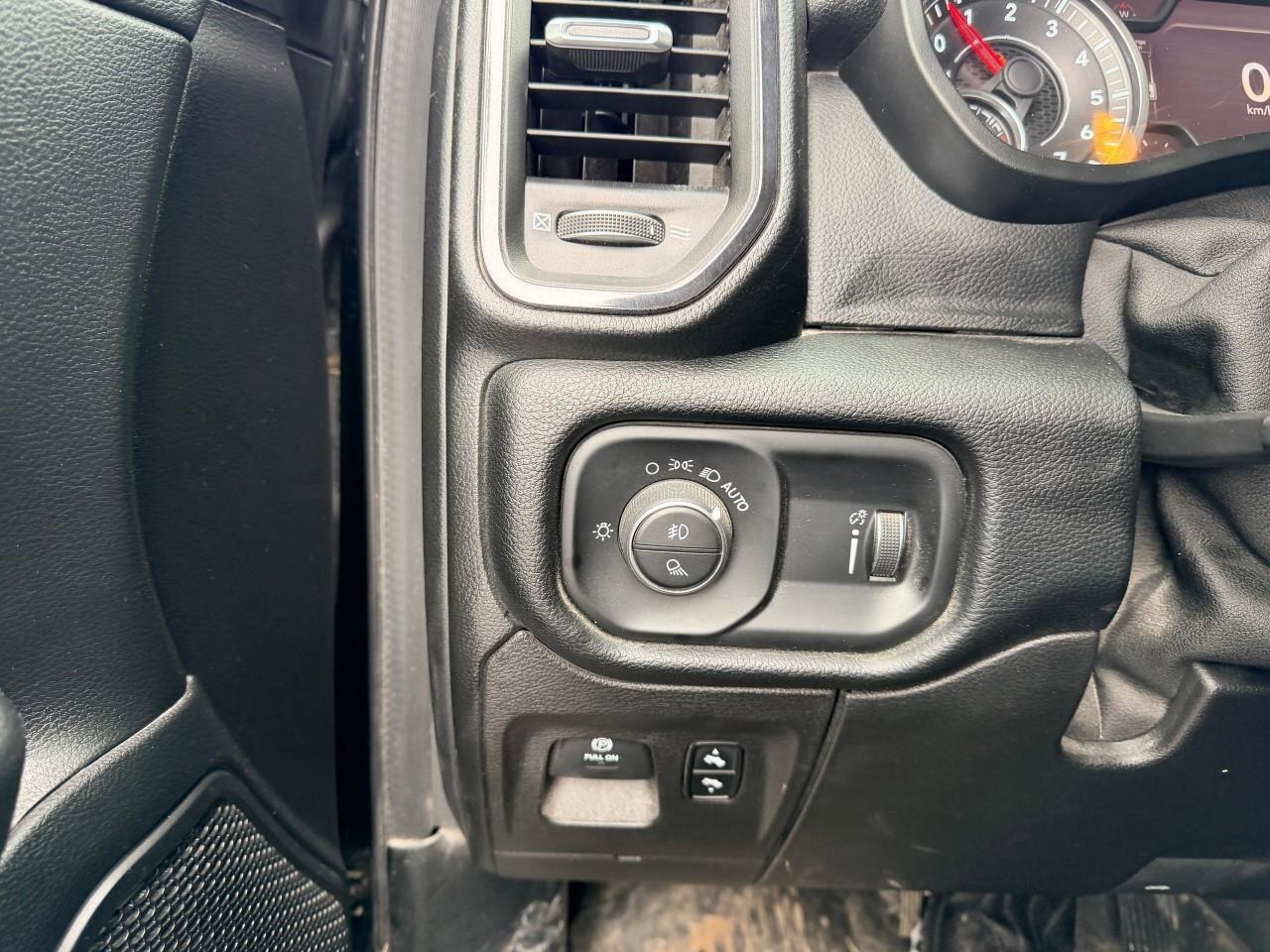 2020 RAM 1500 Big HornBIG HORN, 5.3L HEMI V8, 4X4, LEATHER, ALLO Photo