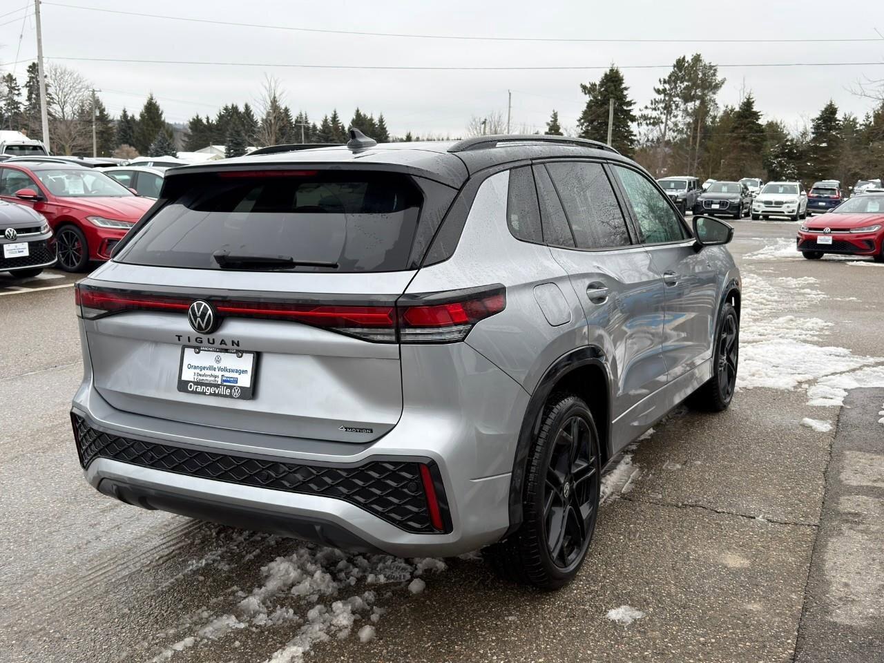 2025 Volkswagen Tiguan Comfortline R-Line Black Edition 4MOTION Photo