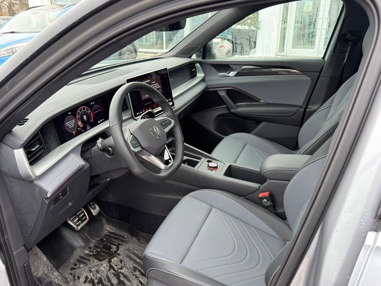 2025 Volkswagen Tiguan Comfortline R-Line Black Edition 4MOTION Photo