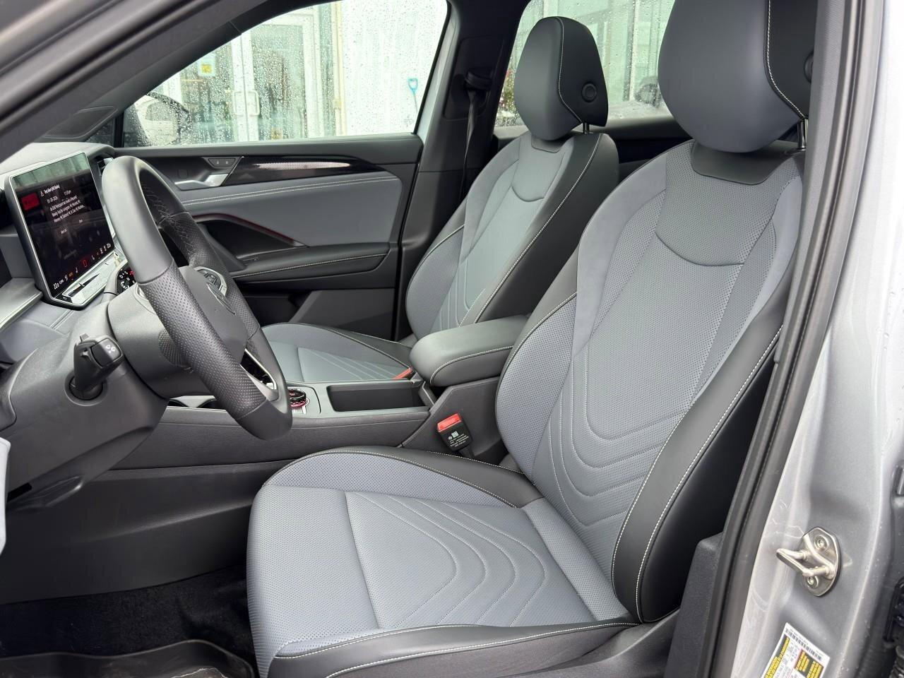 2025 Volkswagen Tiguan Comfortline R-Line Black Edition 4MOTION Photo