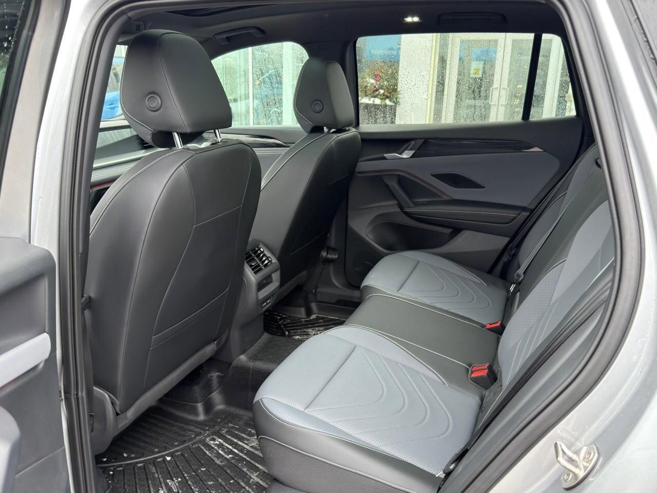 2025 Volkswagen Tiguan Comfortline R-Line Black Edition 4MOTION Photo