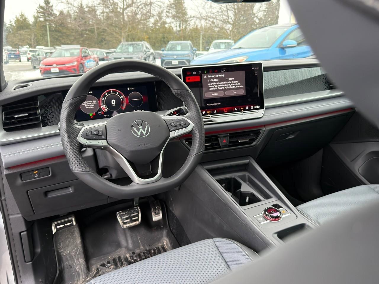 2025 Volkswagen Tiguan Comfortline R-Line Black EditionONE-OWNER, R-LINE, Photo