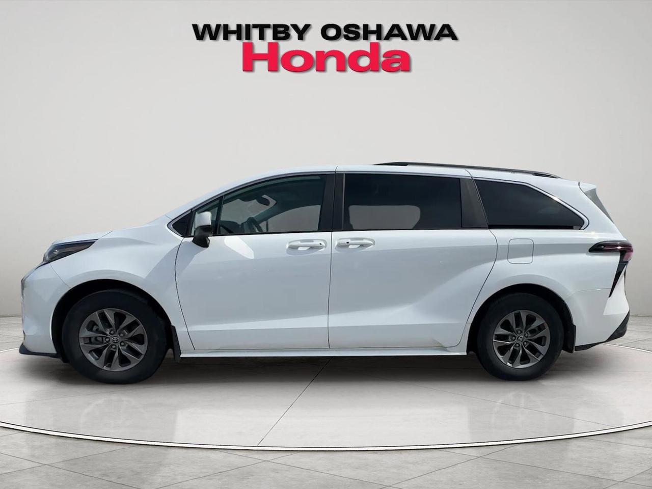 2025 Toyota Sienna LE Photo